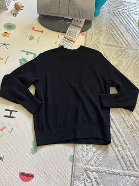 Everlane women’s Classic Black Crewneck cashmere Sweater